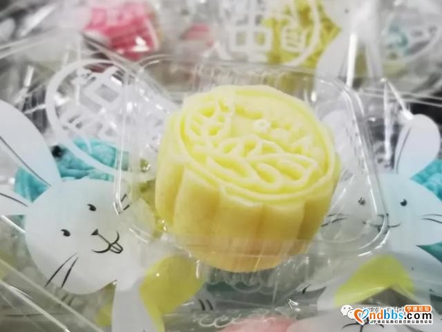 蕉城区人社局：巧手做月饼 喜迎中秋节-2.jpg