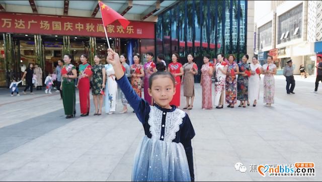 热泪盈眶！这场超燃的“快闪”，献给我们伟大的祖国-2.jpg