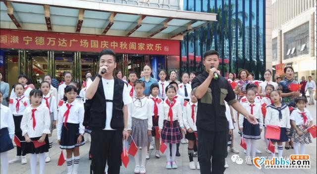 热泪盈眶！这场超燃的“快闪”，献给我们伟大的祖国-3.jpg
