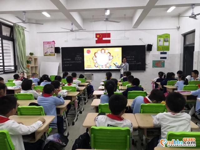1640人同唱一首歌 东侨二小全体师生“悦舞台”共庆国庆-19.jpg