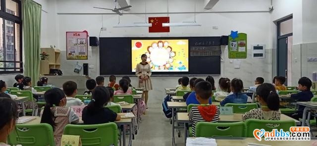 1640人同唱一首歌 东侨二小全体师生“悦舞台”共庆国庆-17.jpg