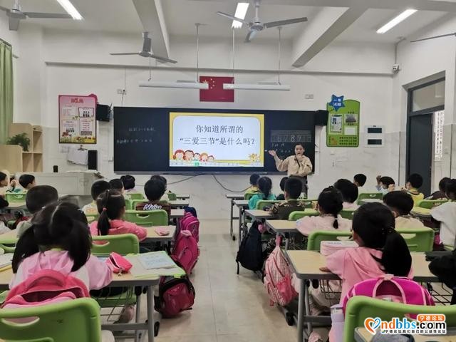 1640人同唱一首歌 东侨二小全体师生“悦舞台”共庆国庆-18.jpg