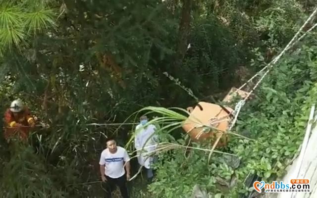 福建一景区内，醉酒男子不慎翻下护栏，坠入6米深沟-1.jpg