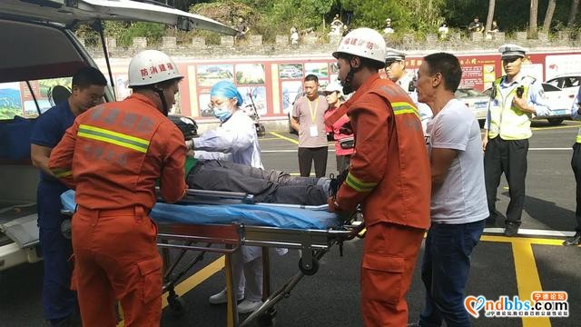 福建一景区内，醉酒男子不慎翻下护栏，坠入6米深沟-4.jpg