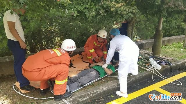 福建一景区内，醉酒男子不慎翻下护栏，坠入6米深沟-3.jpg