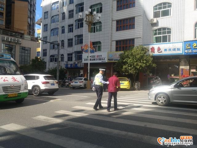 暖心！他们细心护送步履蹒跚老人过马路-2.jpg