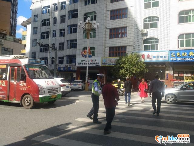 暖心！他们细心护送步履蹒跚老人过马路-1.jpg