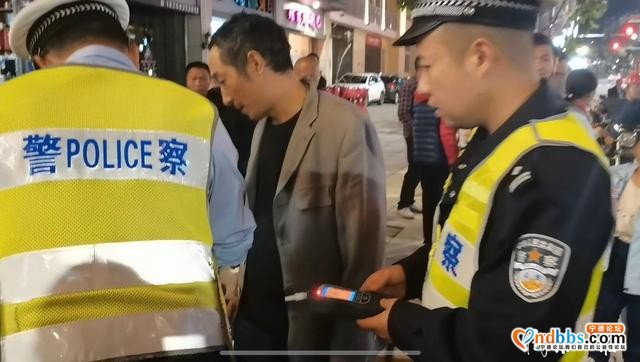 超员！酒驾！小小三轮竟载6人被查-2.jpg