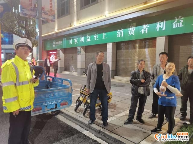 超员！酒驾！小小三轮竟载6人被查-1.jpg