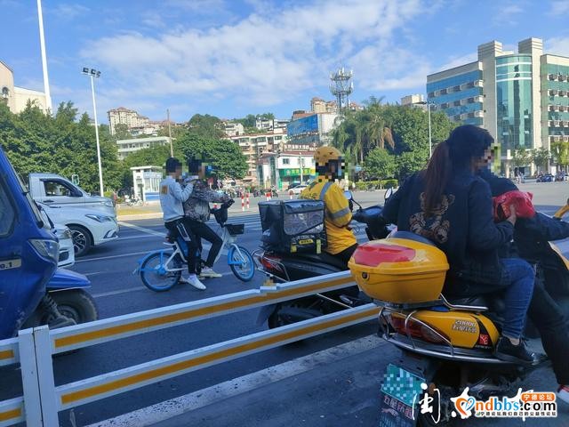 宁德新闻黑榜 | 太危险！两男子共骑一辆共享单车上机动车道-1.jpg