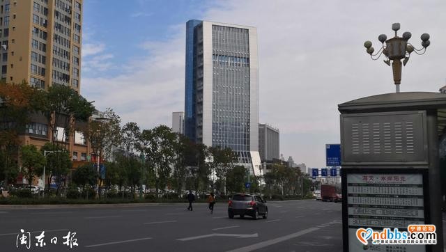 宁德新闻黑榜丨太危险！市民无视车流横穿马路-1.jpg
