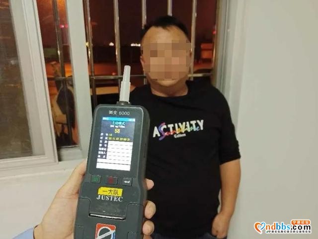 警示曝光 | 公安交警部门持续严查酒驾，酒驾情侣换座位，被抓现行-3.jpg