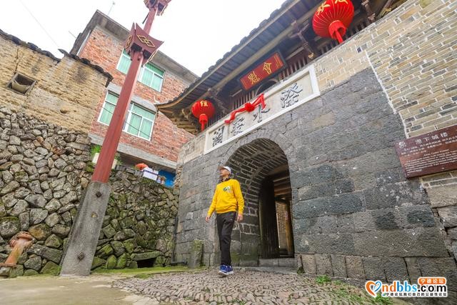 藏在福建深山的古村，三月桃花朵朵开，漫步巷道闻花香-20.jpg