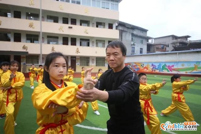 【面孔】杨挺雄：初心不改，扎根乡村四十载，点燃孩子武术梦！-3.jpg