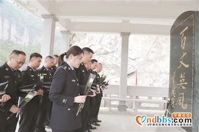 宁德边检站组织民警到蕉城区虎贝镇百丈岩献花缅怀先烈-1.jpg