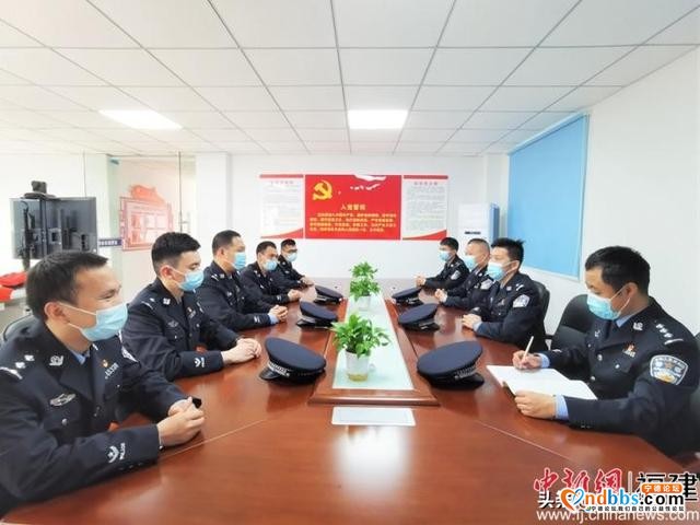 福建宁德铁警缅怀革命先烈 抗日纪念碑下重温入党誓词-2.jpg