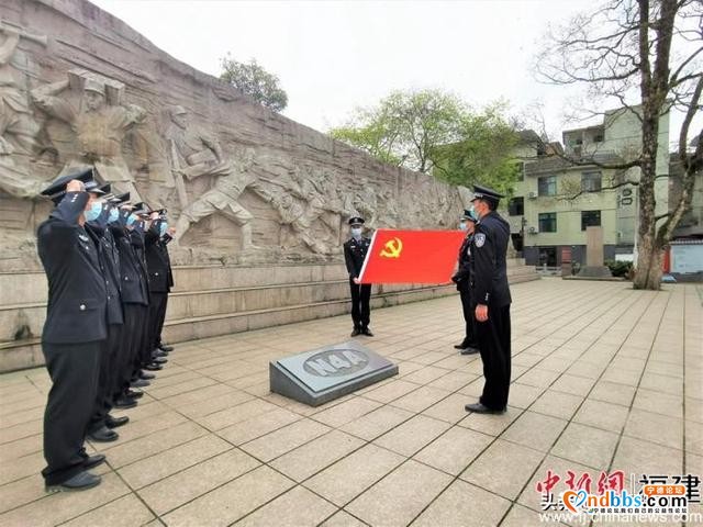 福建宁德铁警缅怀革命先烈 抗日纪念碑下重温入党誓词-3.jpg