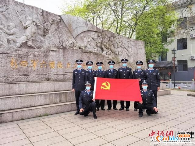 福建宁德铁警缅怀革命先烈 抗日纪念碑下重温入党誓词-6.jpg