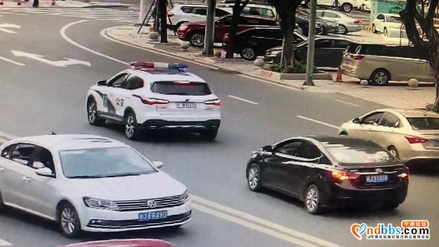 生死时速！宁德警车连闯9个红灯救1岁患儿-1.jpg
