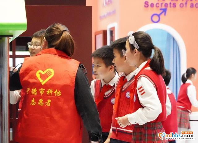 大手牵小手，让青少年“乐享科学”落到实处——宁德市科技馆开展践行社会主义核心价值观活动-3.jpg