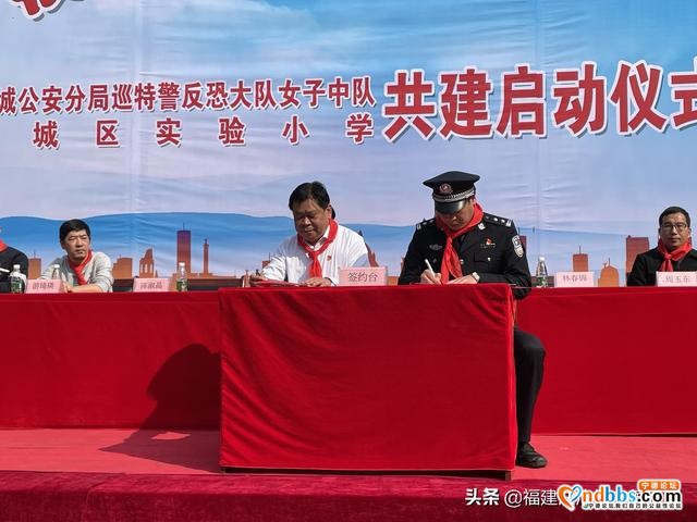 今天上午，宁德市公安局巡特警反恐大队女子中队到蕉城实验小学干了一件大事-2.jpg