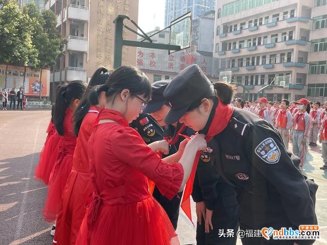 今天上午，宁德市公安局巡特警反恐大队女子中队到蕉城实验小学干了一件大事-4.jpg