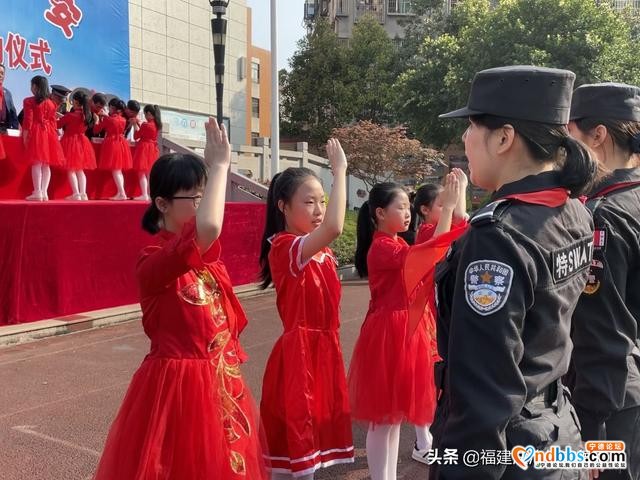 今天上午，宁德市公安局巡特警反恐大队女子中队到蕉城实验小学干了一件大事-5.jpg