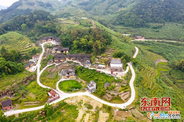 莲峰三村：穷村蝶变展新颜 乡村振兴谱新篇-1.jpg