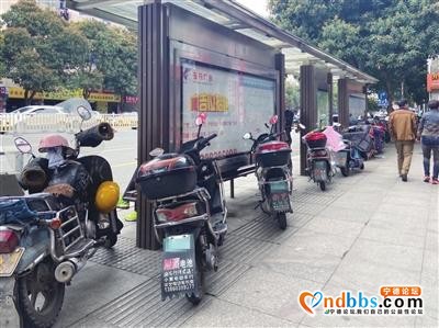 电动车“霸占”盲道 不帮“盲”反添乱-1.jpg