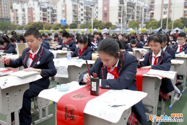 “书墨两香进校园 礼赞百年心向党”宁德市华侨小学举办百人现场书写大赛-2.jpg