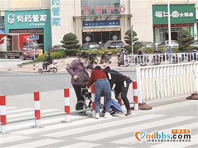宁德市医院东侨院区急诊入口前发生了温暖一幕-1.jpg