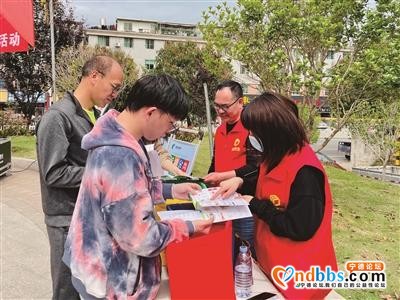 “4·22世界地球日”家园清洁宣传活动在单石碑社区九号城市广场举行-1.jpg