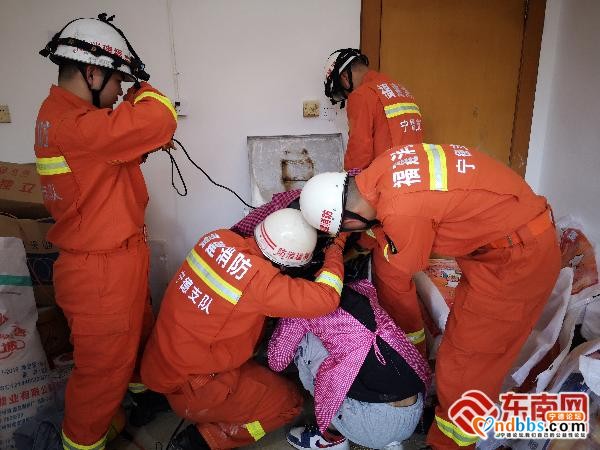 宁德男子4根手指被和面机“咬”住 医生消防合力救援-3.jpg