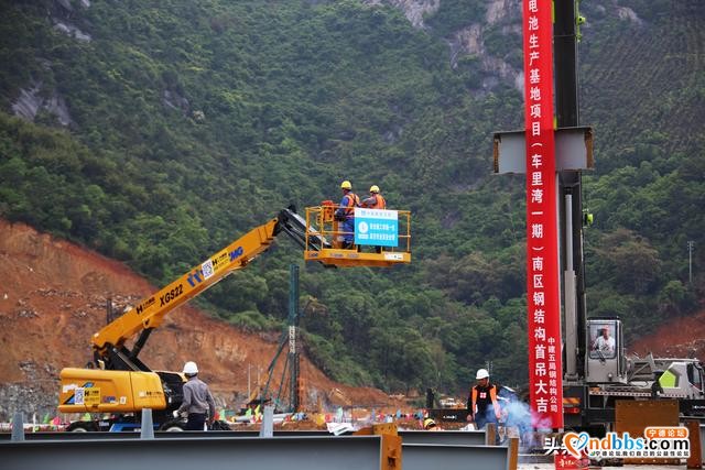 宁德时代锂电车里湾基地项目厂房首吊成功-2.jpg
