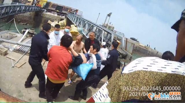 突发！3名船员氨气中毒，三都海防派出所紧急救助-1.jpg