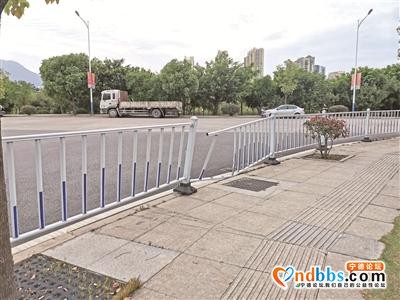 市区会展路与和畅路交叉口路边两段护栏有不同程度的损坏-1.jpg