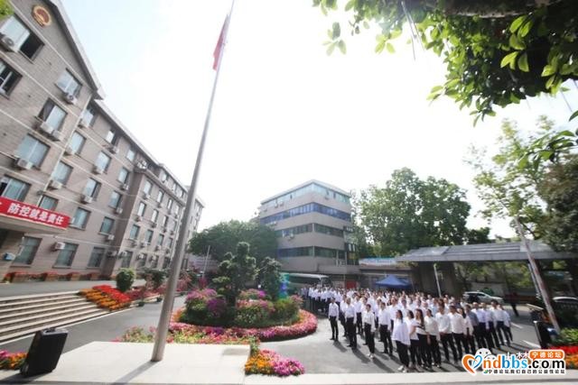 升国旗！奏国歌！他们用这样的方式迎“五一”-1.jpg