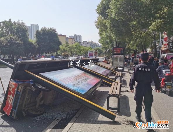 宁德市区一公交站台倒塌致1人轻微伤 倒塌原因正在调查-1.jpg