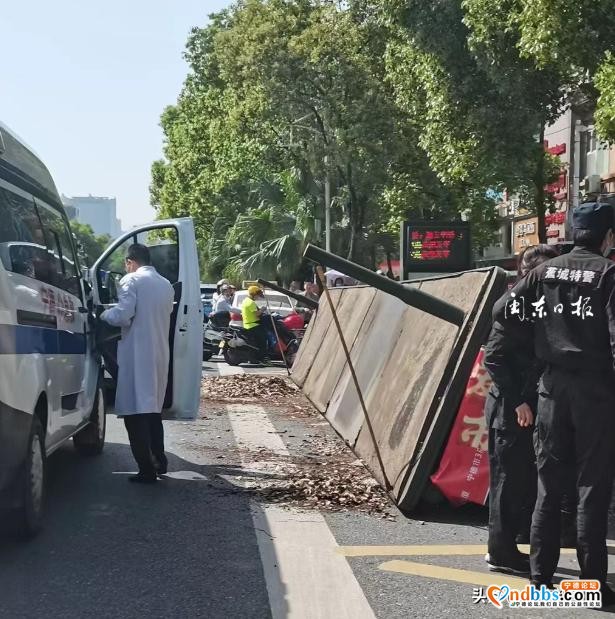 宁德市区一公交站台倒塌致1人轻微伤 倒塌原因正在调查-2.jpg