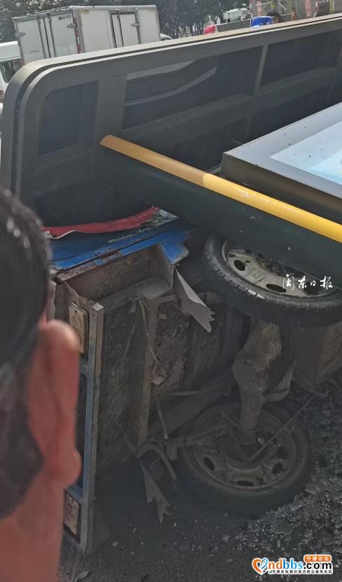 宁德市区一公交站台倒塌致1人轻微伤 倒塌原因正在调查-3.jpg