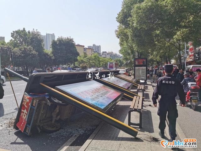 突发！宁德市区一公交站台倒塌，1人受伤送医……-1.jpg