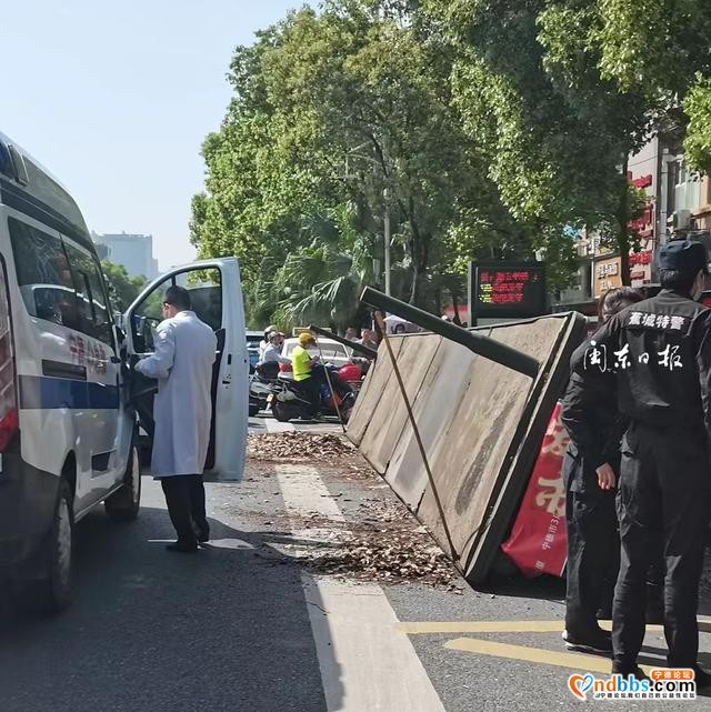 突发！宁德市区一公交站台倒塌，1人受伤送医……-2.jpg
