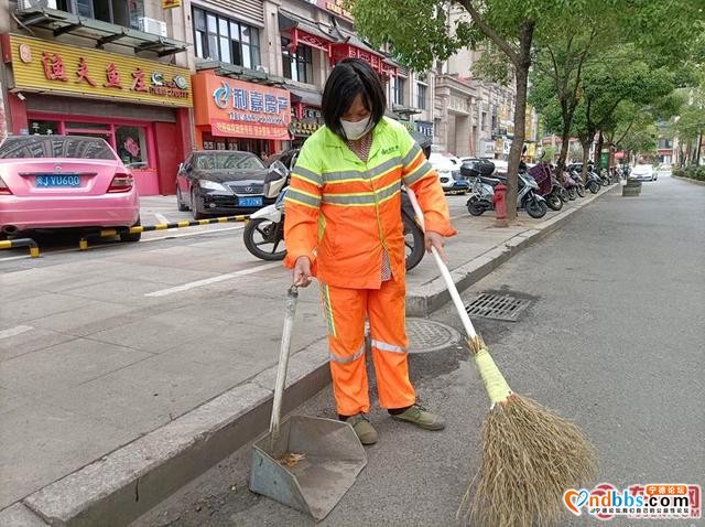 “五一 我在岗”系列报道：环卫工人坚守岗位 奉献力量-3.jpg