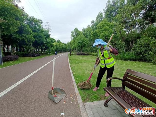 “五一 我在岗”系列报道：环卫工人坚守岗位 奉献力量-1.jpg