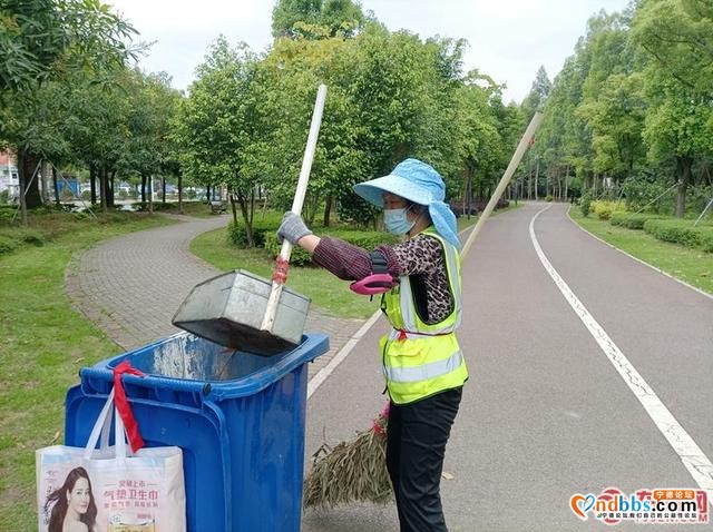 “五一 我在岗”系列报道：环卫工人坚守岗位 奉献力量-2.jpg
