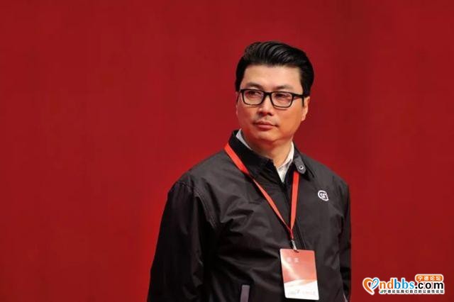 这两个内地人先后成香港首富，一个靠快递起家，一个靠电池起家-3.jpg