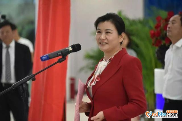 这两个内地人先后成香港首富，一个靠快递起家，一个靠电池起家-1.jpg