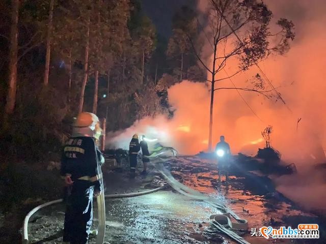 宁德一仓库突发大火 火势蔓延汽修厂及加工企业-1.jpg