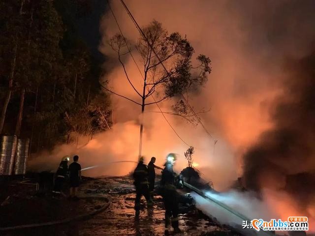 宁德一仓库突发大火 火势蔓延汽修厂及加工企业-2.jpg
