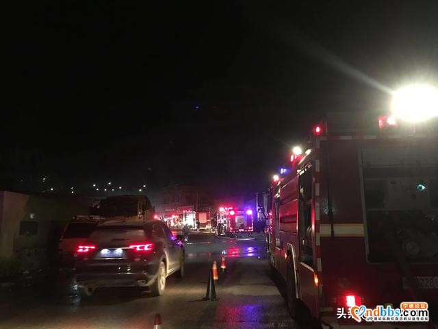 宁德一仓库突发大火 火势蔓延汽修厂及加工企业-3.jpg